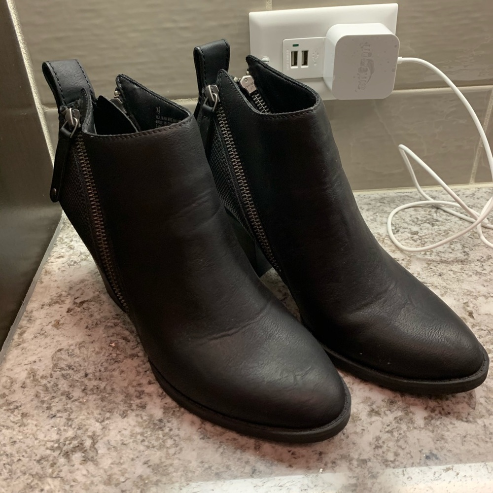 Never worn DV black booties size 7.5